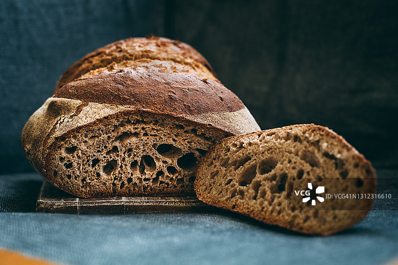 新鲜出炉的酸面包图片素材