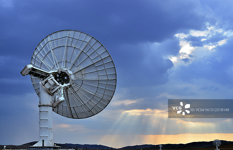 搜索望远镜、卫星接收器和卫星天线图片素材
