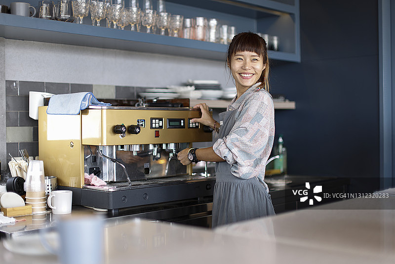 本地咖啡店店主图片素材