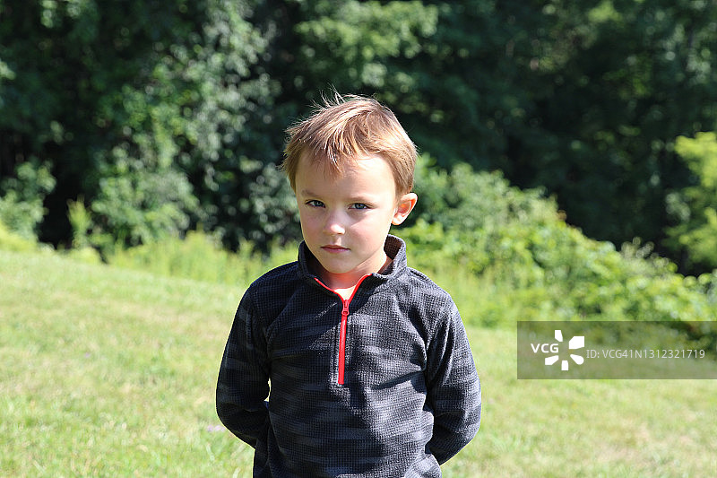 户外小男孩的肖像图片素材