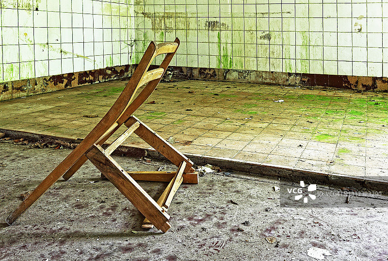 废弃建筑物中的旧房间图片素材