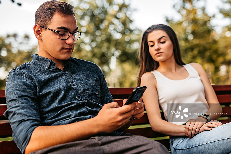 女友偷看男友的手机图片素材