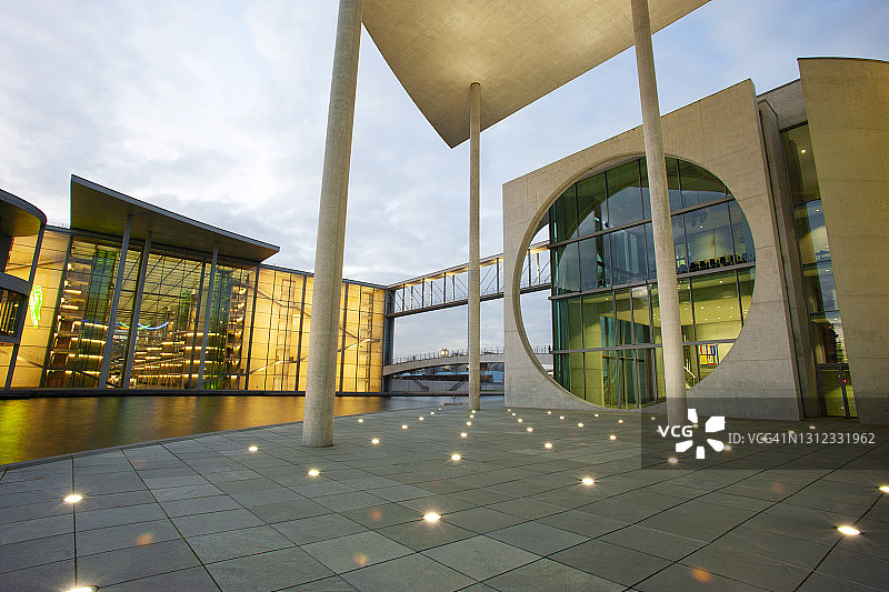 德国柏林：玛丽·伊丽莎白·吕德斯大厦夜景图片素材