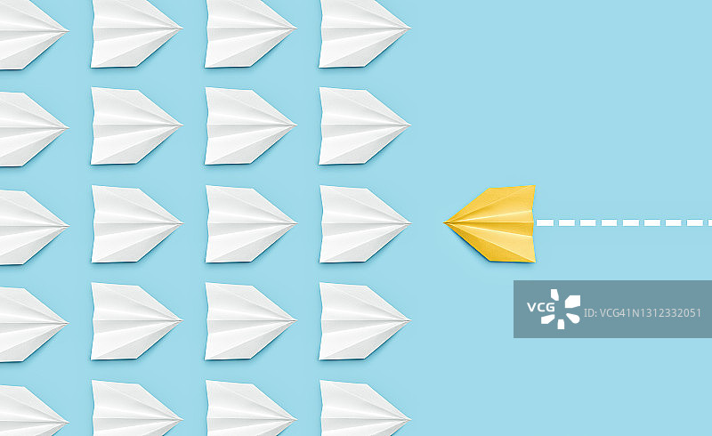黄色纸船引领白色船只的变革概念图片素材