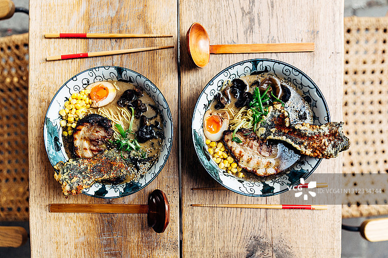 餐厅里的日式猪肉拉面图片素材