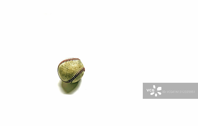 白色背景上的旧棒球图片素材