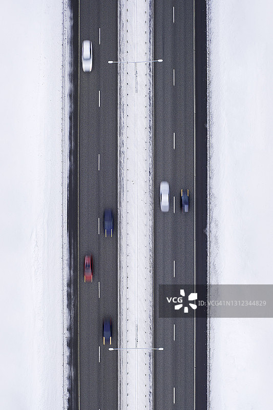 冬日雪天俯瞰公路交通图片素材