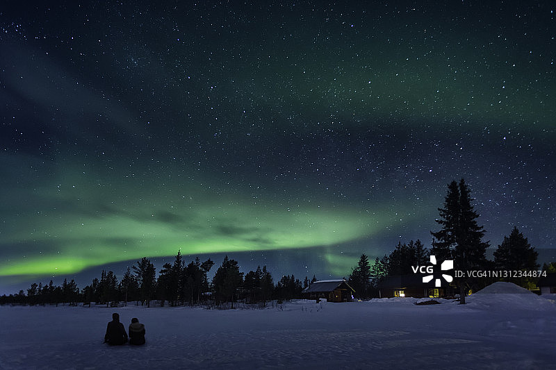 观看夜空中的北极光图片素材