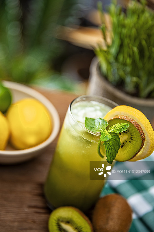 猕猴桃柠檬果汁饮品图片素材