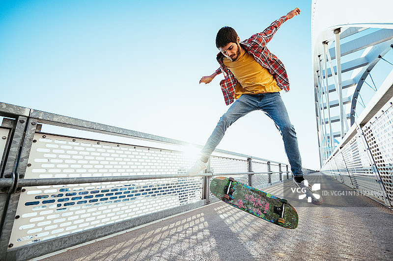 玩滑板并成功完成技巧和跳跃图片素材