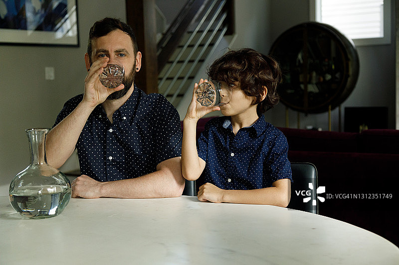 父子坐着图片素材