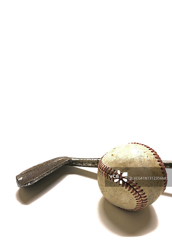白色背景上的旧棒球和高尔夫球杆图片素材