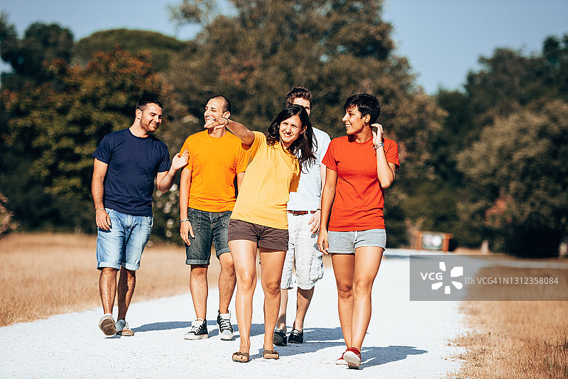 朋友们在乡间一起散步图片素材