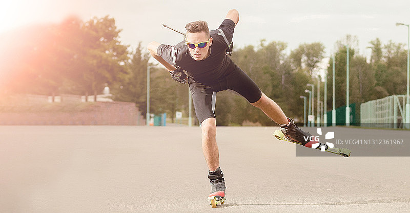 轮滑滑雪运动概念：佩戴运动滑雪护目镜的专业男运动员户外人像摄影，男子轮滑运动图片素材