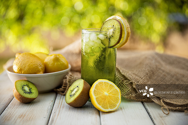 猕猴桃柠檬果汁饮品图片素材