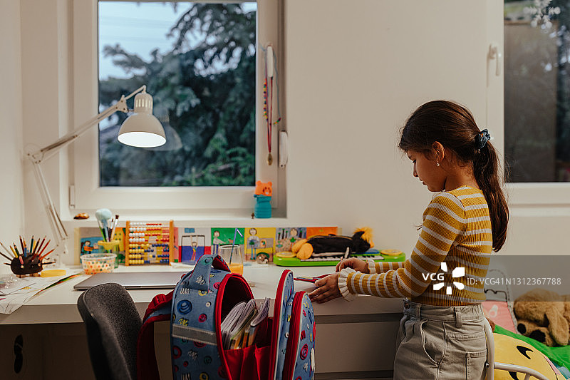 少女整理上学用的背包图片素材