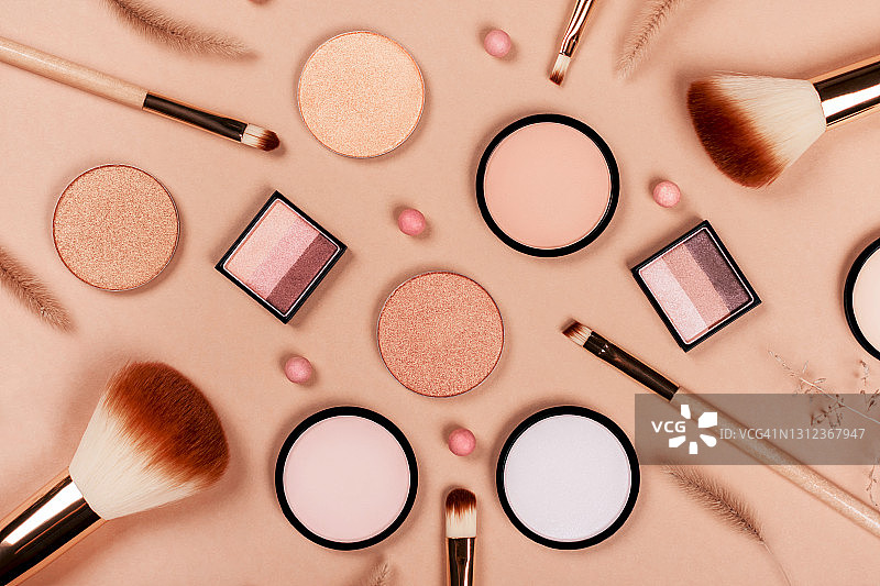 米色背景上的化妆品配件合集图片素材