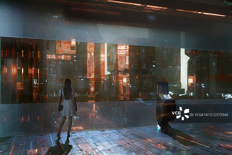 女人在夜晚眺望未来城市图片素材