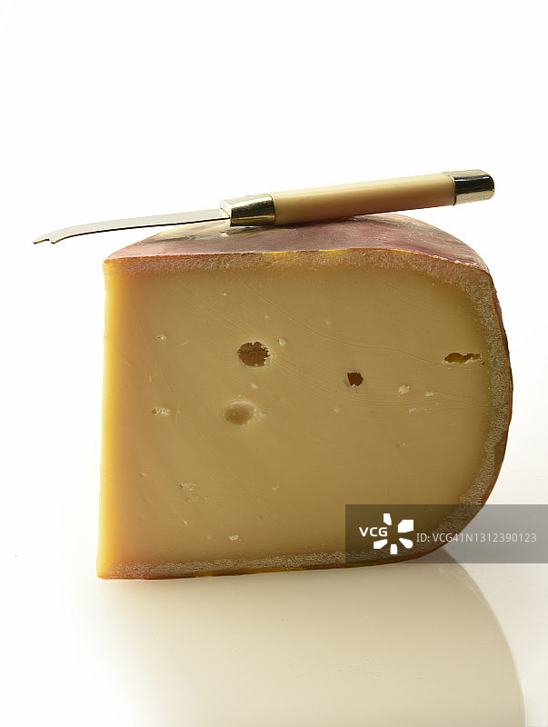 高达奶酪楔形与奶酪刀图片素材