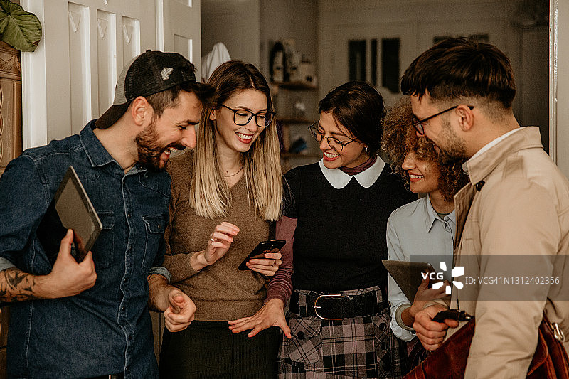 给他发个消息，告诉我们参加图片素材