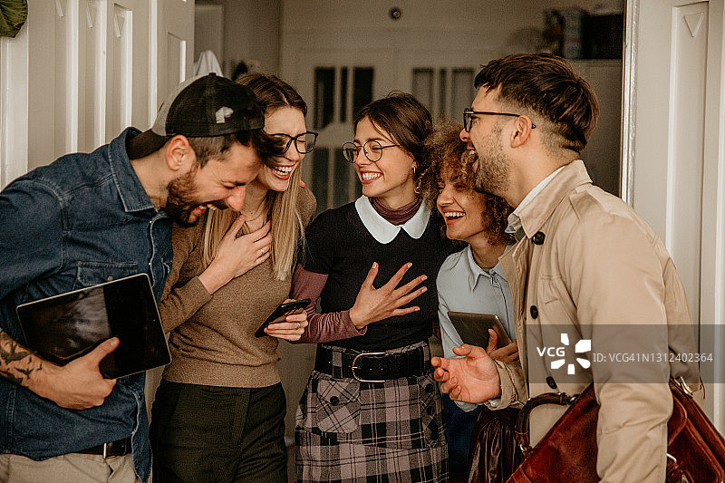 一群快乐的人们欢笑图片素材