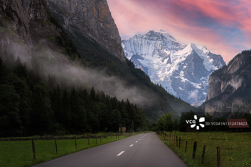 日落时分的雪山图片素材