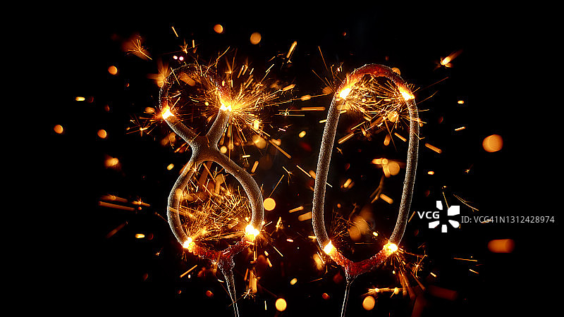 两支燃烧的烟花棒，呈现数字“80”图片素材