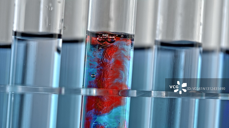 盛有蓝色液体的试管特写图片素材