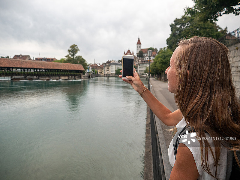 年轻女子拍摄图恩市的照片图片素材