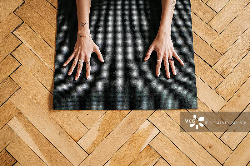 瑜伽垫上的一双手图片素材