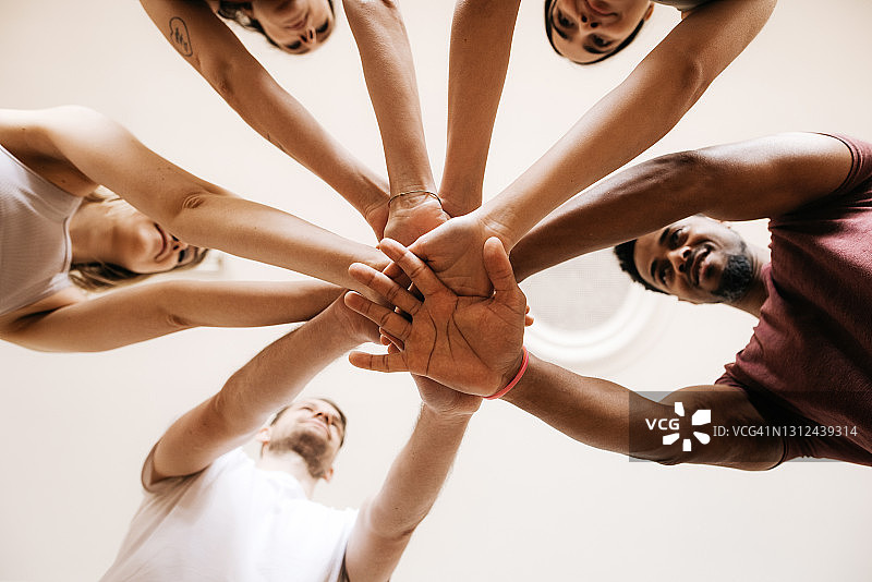 年轻健康人士叠手微笑图片素材