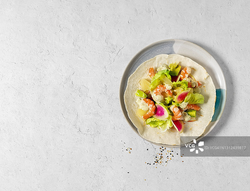 白色背景上的鲜虾玉米饼图片素材