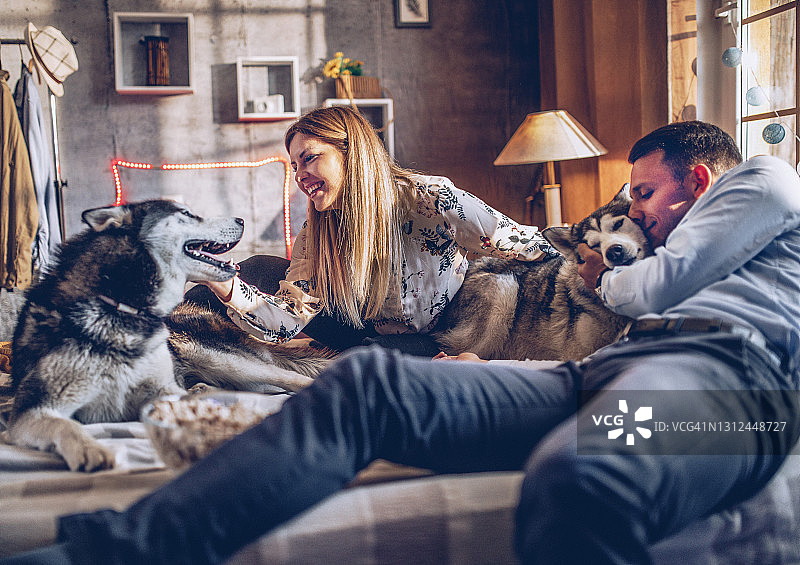 年轻夫妇和宠物狗的居家生活图片素材