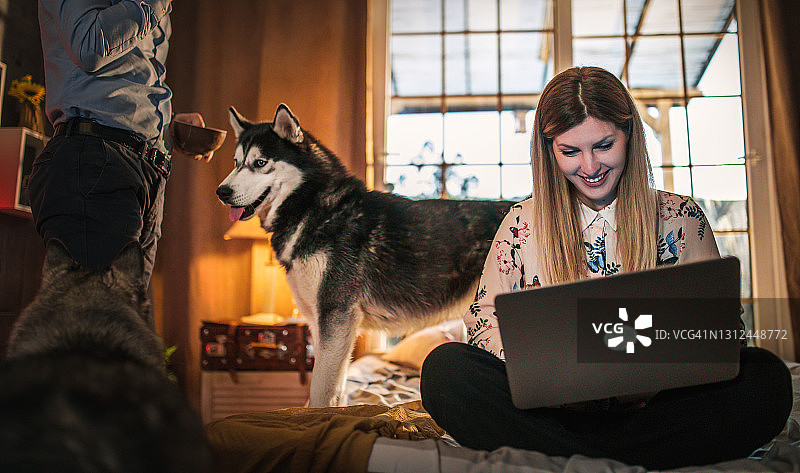 年轻夫妇和宠物狗的居家生活图片素材