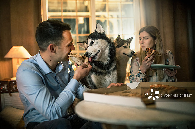 年轻夫妇和宠物狗的居家生活图片素材