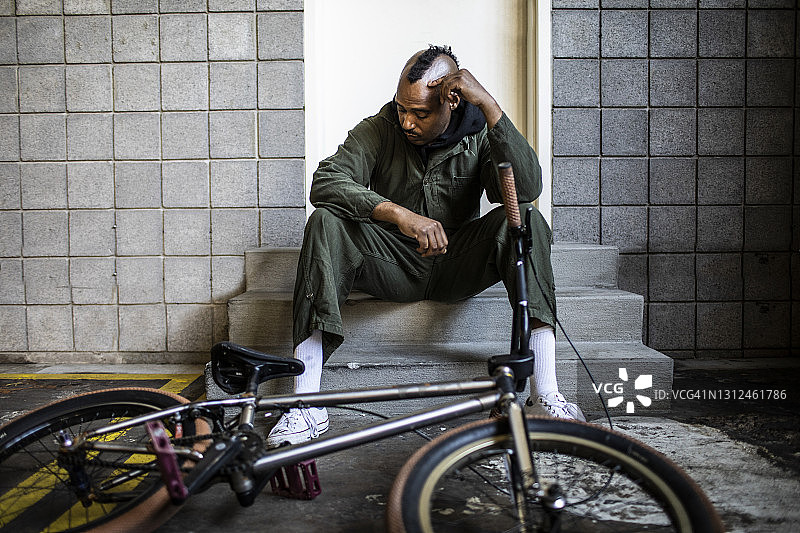 仓库环境中的BMX骑手肖像图片素材