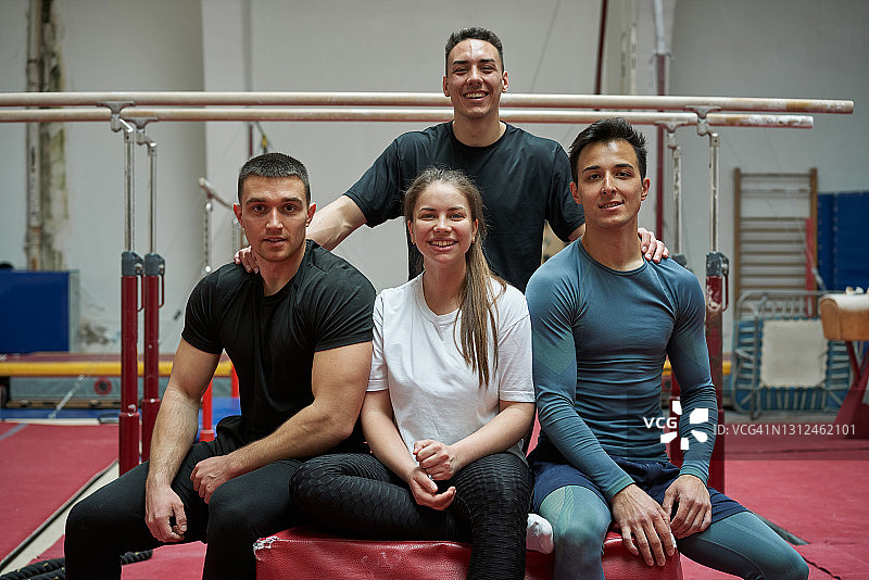 一群年轻的男女体操运动员图片素材