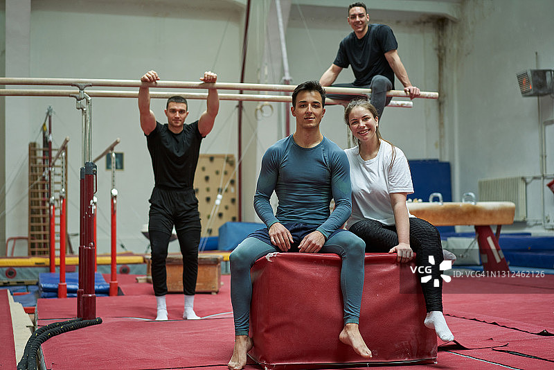 团队合作在体操运动中至关重要图片素材