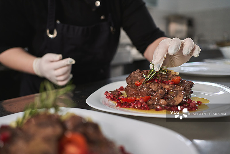 一撮莳萝，菜肴准备好了！图片素材
