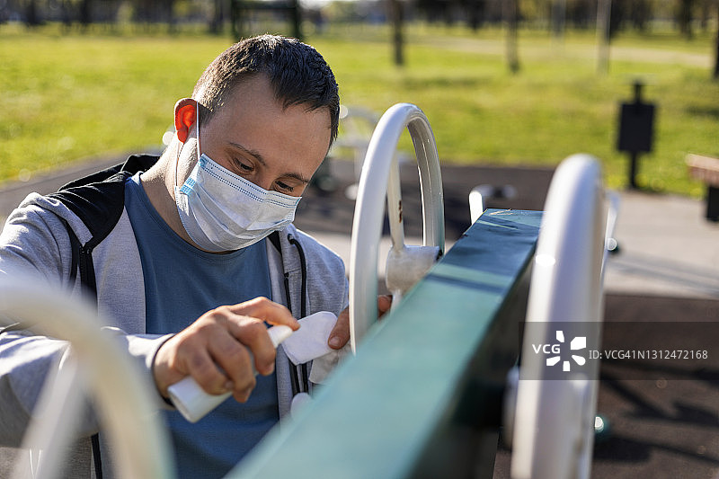在公园户外健身的唐氏综合征年轻男人图片素材