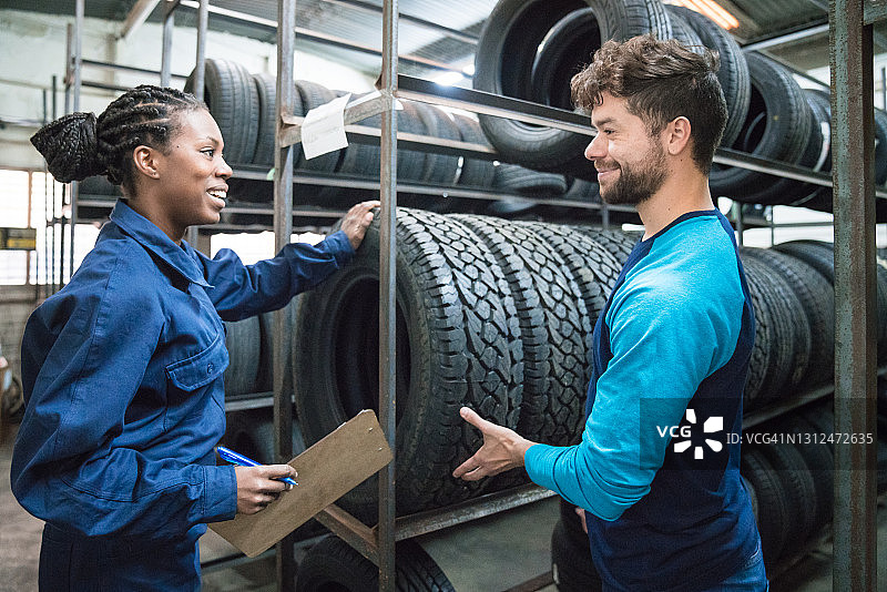顾客在汽车商店选择轮胎图片素材