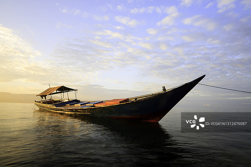 日出时分北马鲁古群岛蒂多雷的木船图片素材