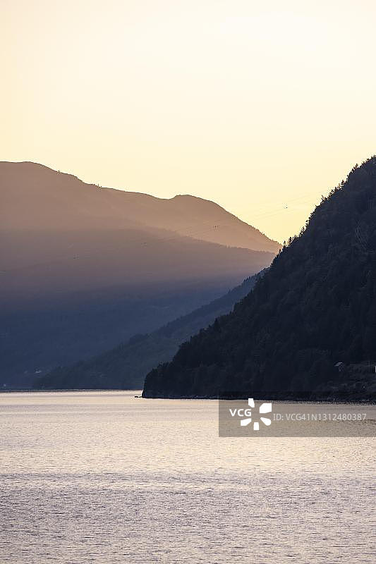 挪威因维克峡湾傍晚阳光普照山峦景色图片素材
