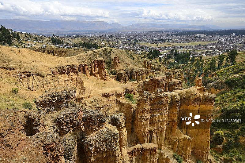 托雷托雷奇异岩石塔，背景是秘鲁胡安卡约市，胡宁地区图片素材
