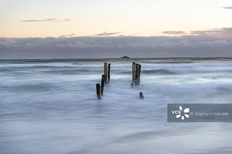 新西兰南岛达尼丁圣克莱尔海滩的旧破码头图片素材