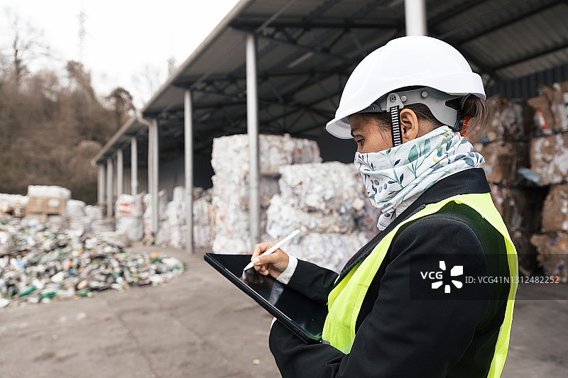 在新冠疫情期间，于回收中心工作的工程师图片素材