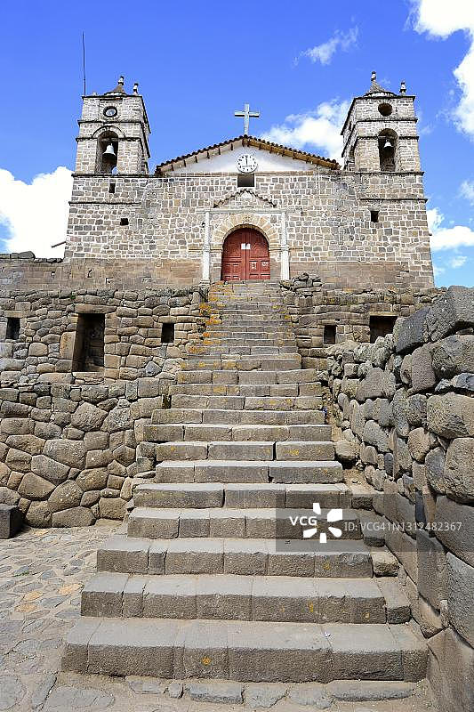 印加太阳神庙与殖民时期的附属大教堂，位于秘鲁阿亚库乔地区的Vilcashuaman图片素材