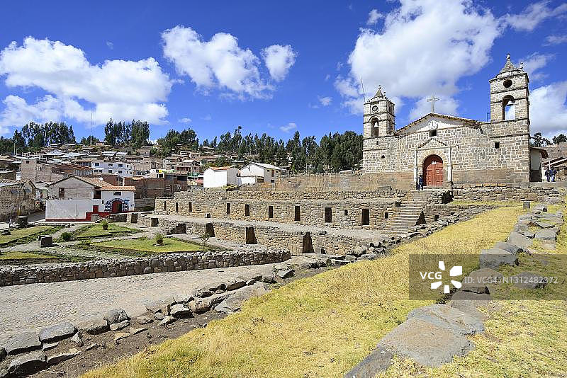 印加太阳神庙与殖民时期的附属大教堂，位于秘鲁阿亚库乔地区的Vilcashuaman图片素材