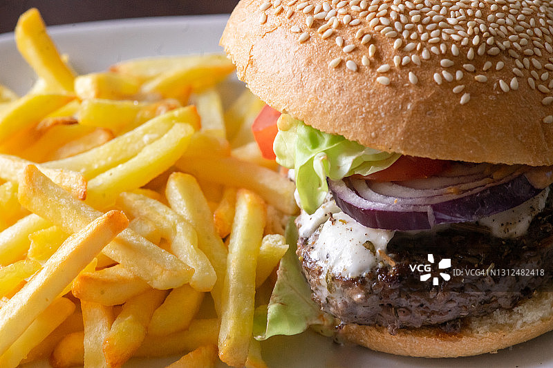 奶酪汉堡和薯条图片素材