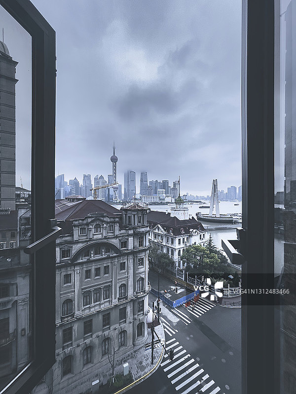 窗外的上海外滩和陆家嘴景色图片素材